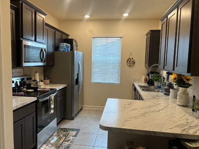 Building Photo - Spacious Townhome in Oakleaf Plantation
