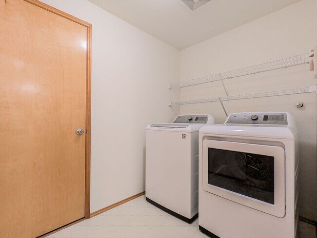 Building Photo - Beautiful 3 bed, 2 bath Rambler with fully...