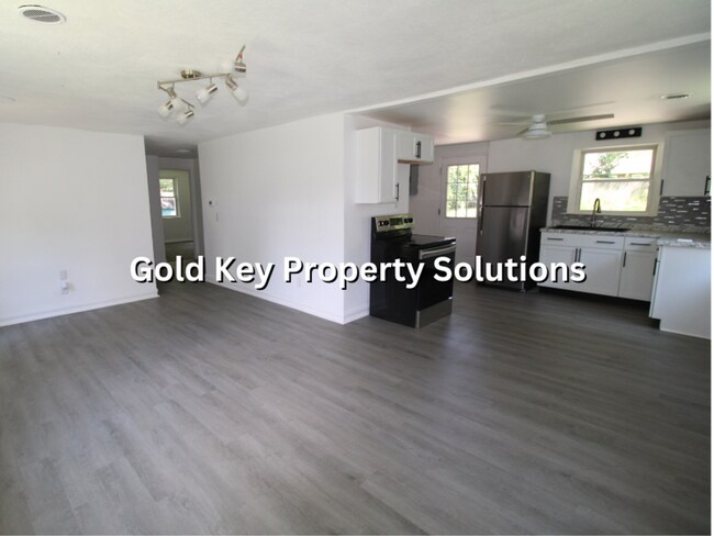 Building Photo - MUNCIE 3 BR 1 BA House with New Flooring and Paint (SECTION 8 APPROVED)