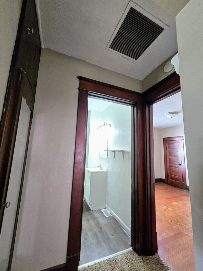 Building Photo - 2 bedroom 1 bath