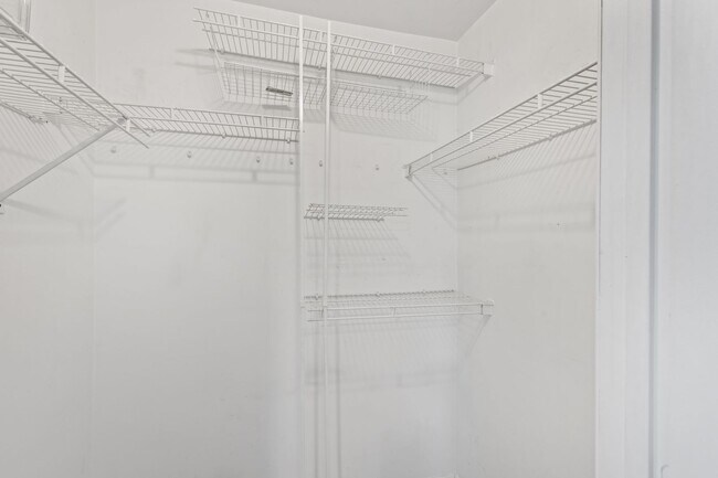 Building Photo - Beautiful 3 bedroom 3 bathroom townhouse i...