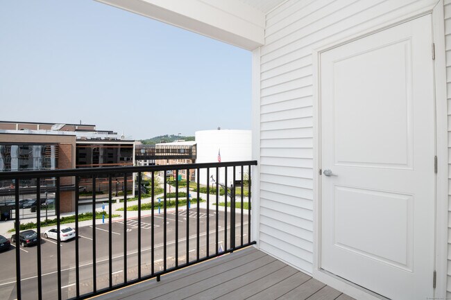 Building Photo - 100 N Main St