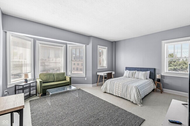 Building Photo - 230 E 9th St