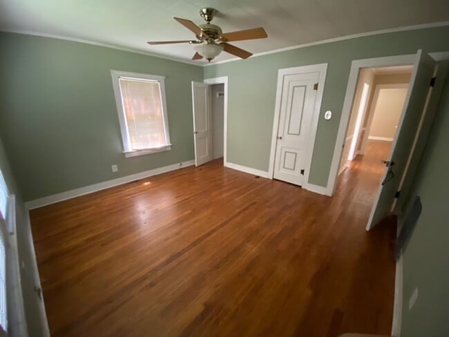 Building Photo - 313 St Thomas St