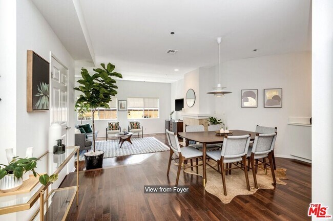 Building Photo - 850 N Poinsettia Pl