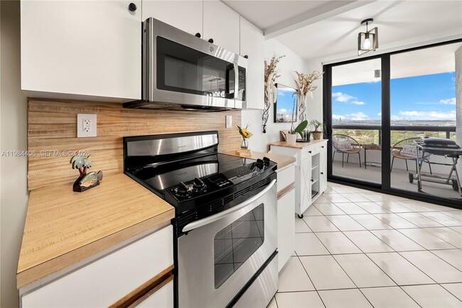 Building Photo - 2555 Collins Ave