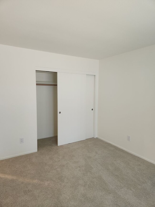 Building Photo - Lovely 2 bedroom, 2 bath in the Oakmont 55...