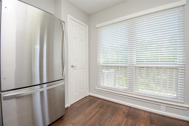 Building Photo - 9400 Doliver Dr