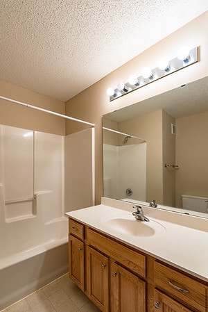 Building Photo - Like New 2 Bed/2 Bath Townhome With Amenit...