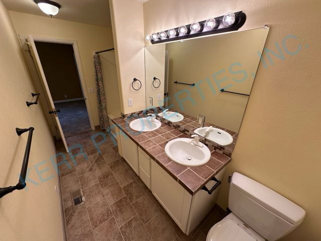 Building Photo - Charming 3-Bedroom Haven with 2 Baths in Gresham – 1308 Sq. Ft. of Comfort!