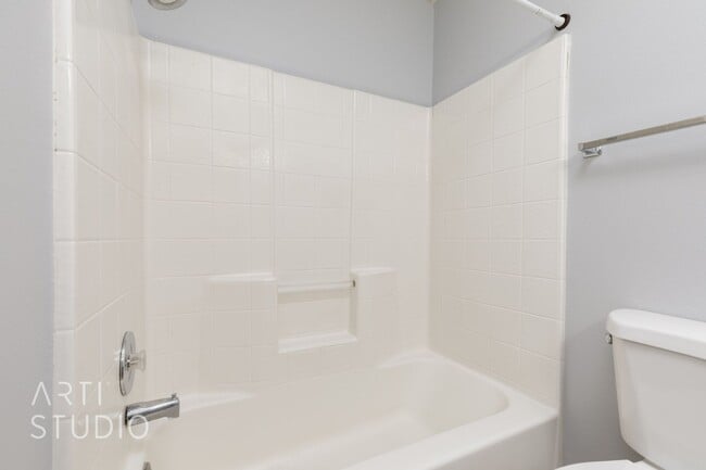 Building Photo - 3 Bedroom, 2 Bathroom Home in the Red Clif...
