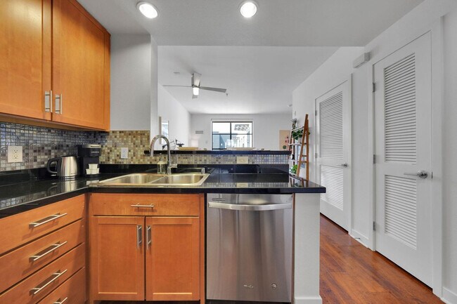 Building Photo - 355 Berry St