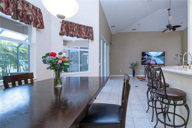 Building Photo - 275 Dahlia Ct