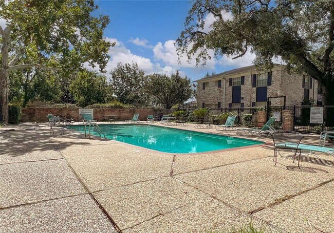 Building Photo - 7900 Westheimer Rd