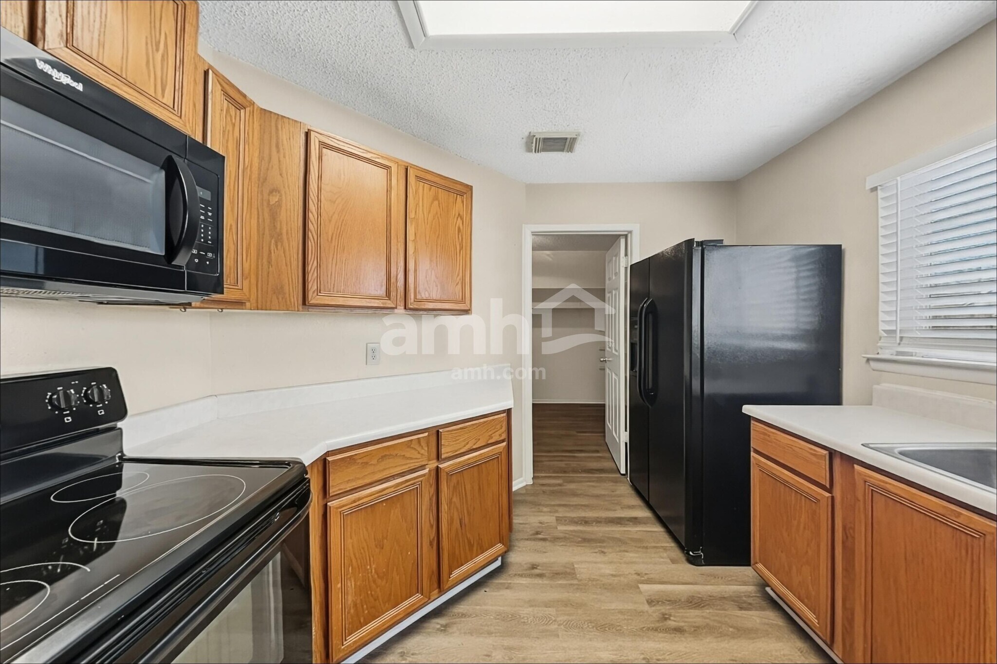 Building Photo - 7659 Chatsworth