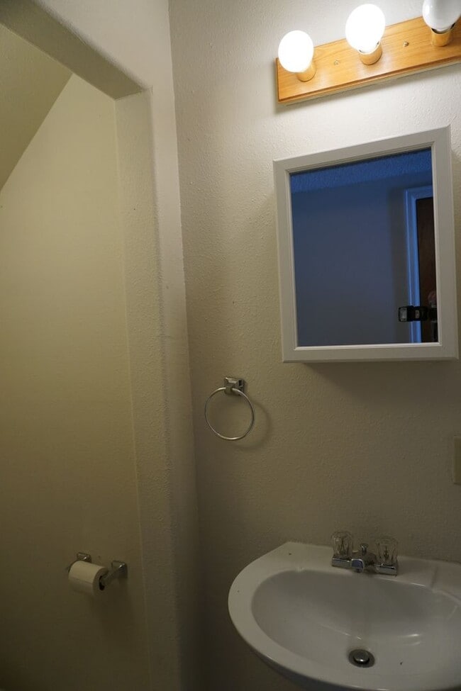 Building Photo - 2 Bedroom Townhome Located near Downtown Colorado Springs