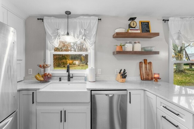 Building Photo - Beautifully Updated 4 Bedroom, 2.5 Bath Home in Fairview