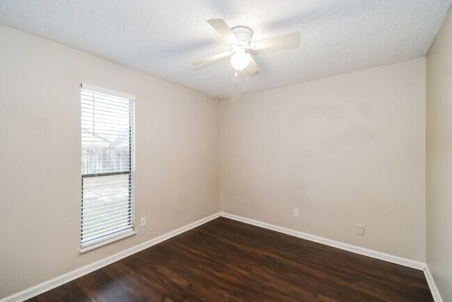 Building Photo - 1853 Alberta Ct N