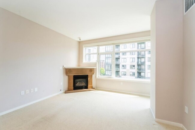 Building Photo - Ellington - 1 bedroom + den