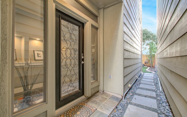 Building Photo - 5222 Lillian St