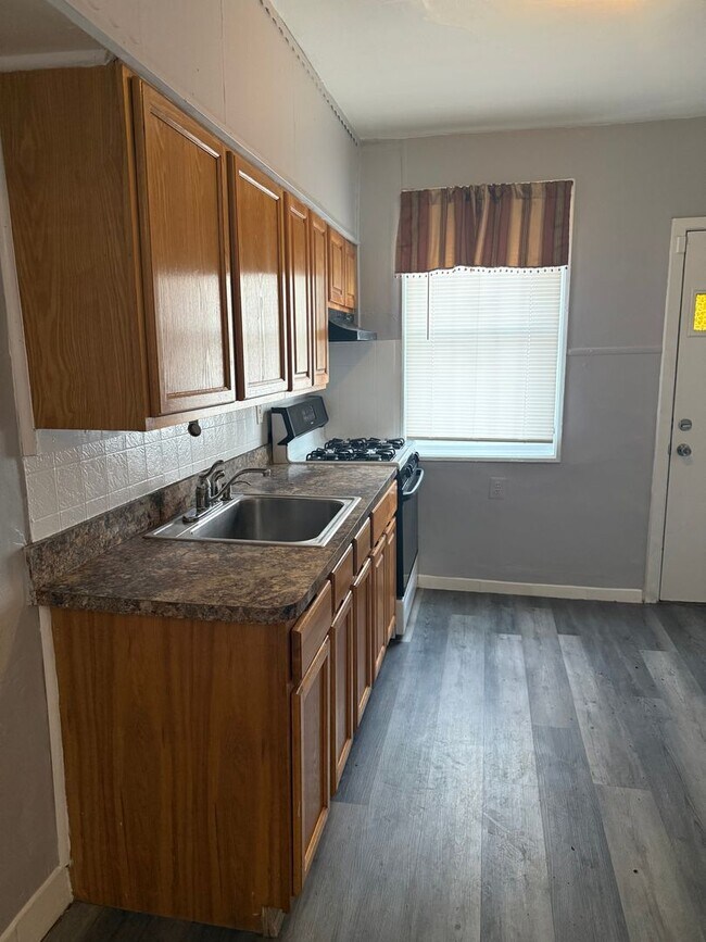 Building Photo - 3 Bedroom Home Steps to LaSalle University