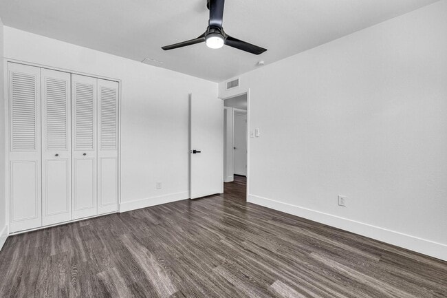 Building Photo - 6 bed/ 3.5 bath