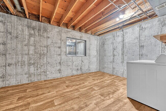 Building Photo - $2,350.00, 2-bed, 2.5-bath townhouse in th...