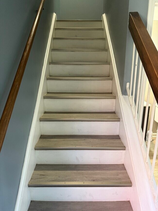 Building Photo - 1319 Kingsbury Dr