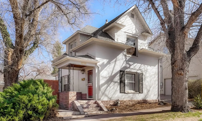 Primary Photo - Gorgeous Victorian home in Lakeside walkin...