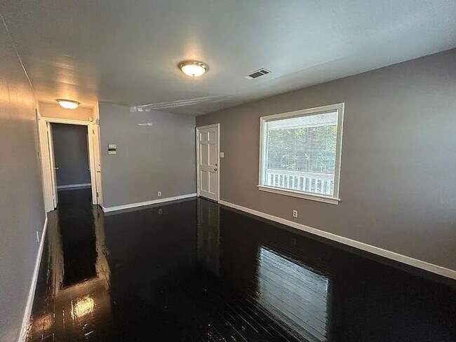 Building Photo - Beautiful 3 bedroom 2 bath home with views!