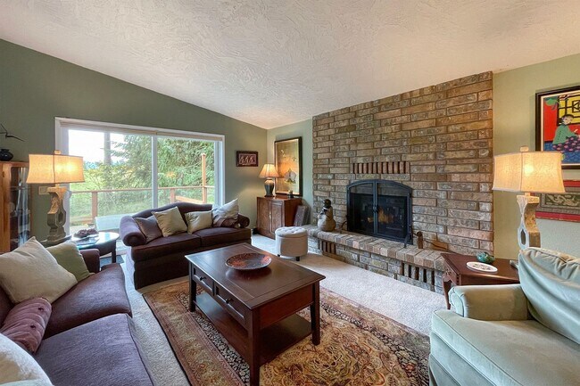 Building Photo - Fully Furnished Home