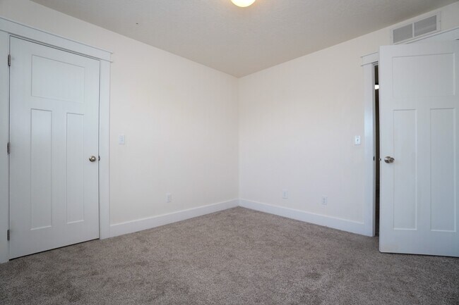 Building Photo - 1655 N Azurite Pl