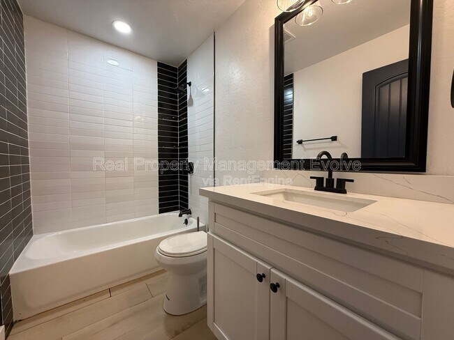 Building Photo - 429 E Greenway Dr