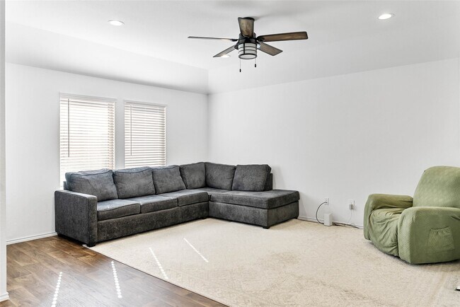 Building Photo - 21611 Flowering Gdn Ln