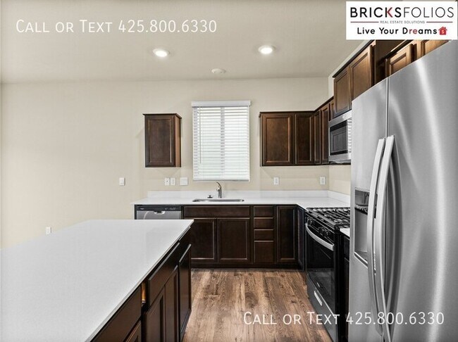Building Photo - Inviting Home in Port Orchard with a Perfe...