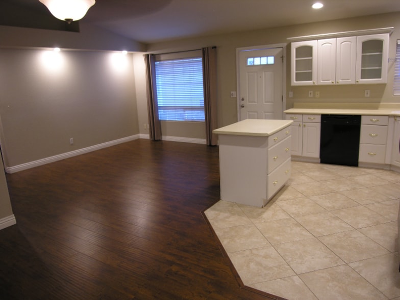 Building Photo - 110 E Ford Ave