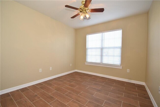 Building Photo - 906 SW Navajo Dr