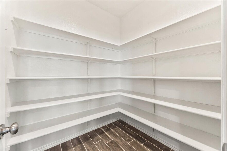 Building Photo - 2521 Ayers Dr