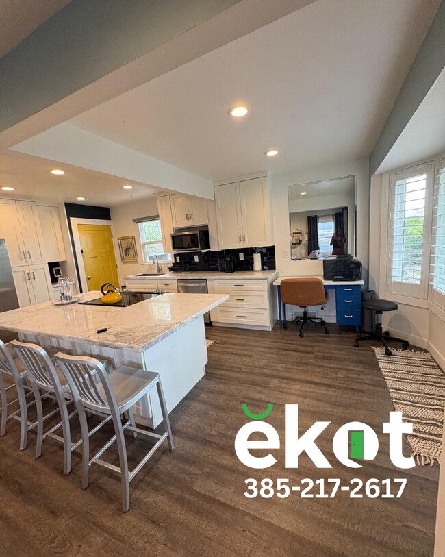 Building Photo - Birtok-500 South-1269