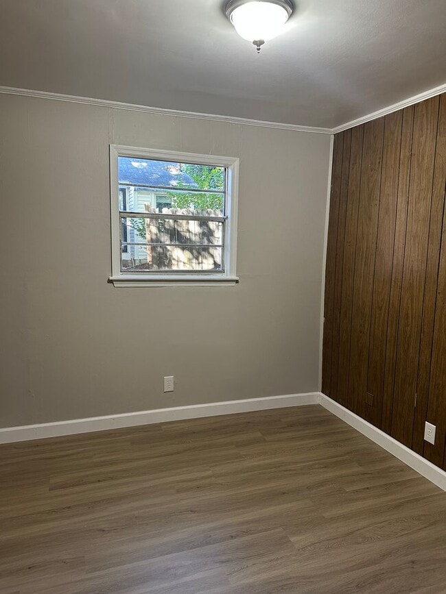 Building Photo - 3 Bedroom/1 bath home