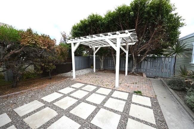Building Photo - Charming 1 Bedroom Cottage in Ocean Beach
