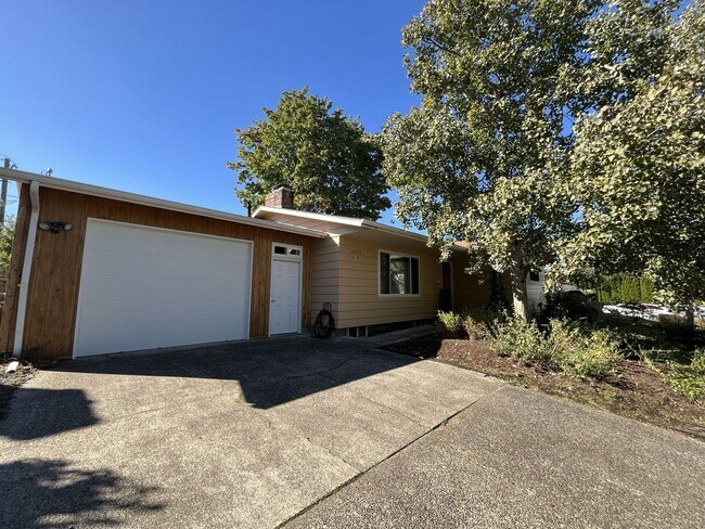 Building Photo - Classic Comfort Meets Modern Style in This...