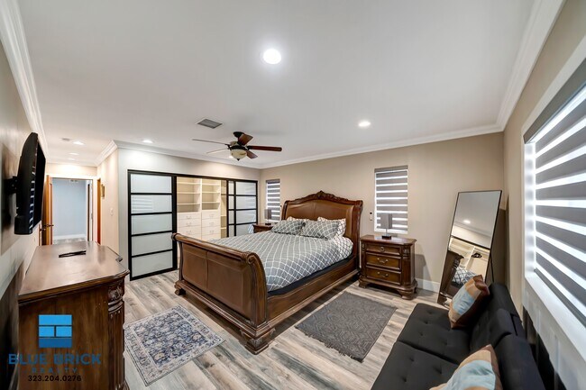 Building Photo - 5839 Vanalden Ave