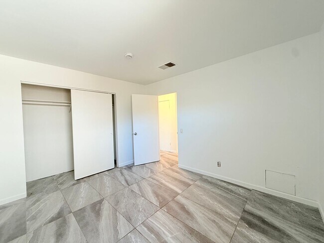 Building Photo - AVAILABLE NOW!!! 2 Bedroom / 1 Bathroom Ap...