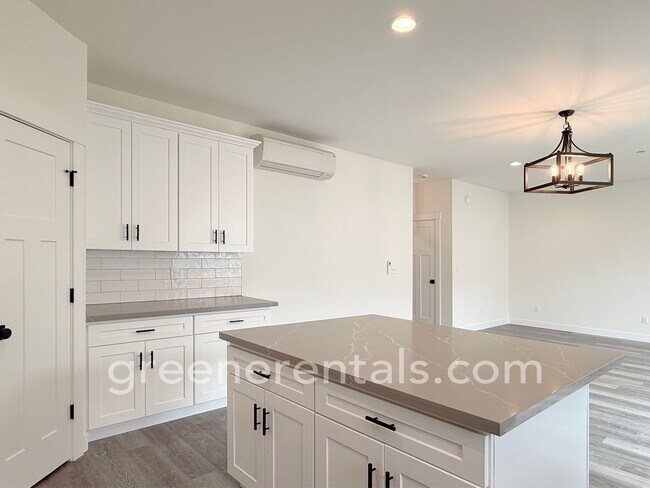 Building Photo - 2545 Natola Dr SE