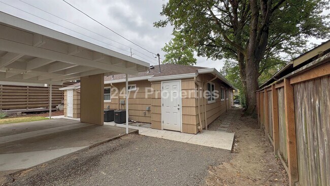 Building Photo - Remodeled 2 BD | 1 BA Duplex - First Edition Lake Oswego