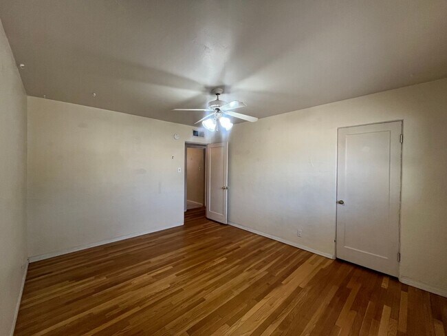 Building Photo - Quaint 3 Bedroom 2 Bathroom Home In The NE!