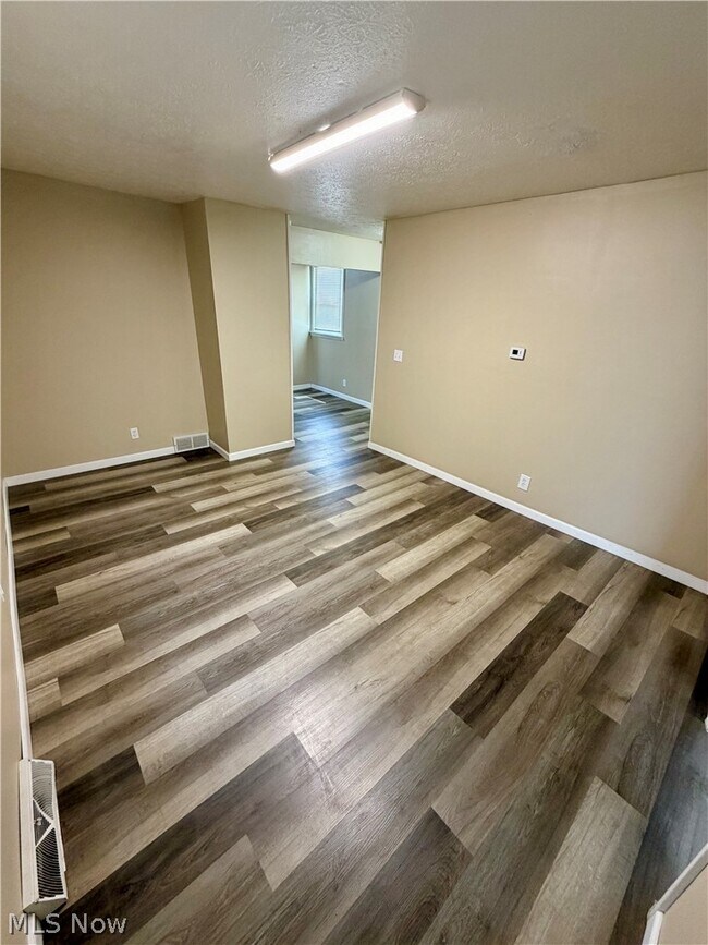 Building Photo - 112 N Clover Ave
