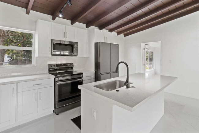 Building Photo - 1530 NW 18th Ct