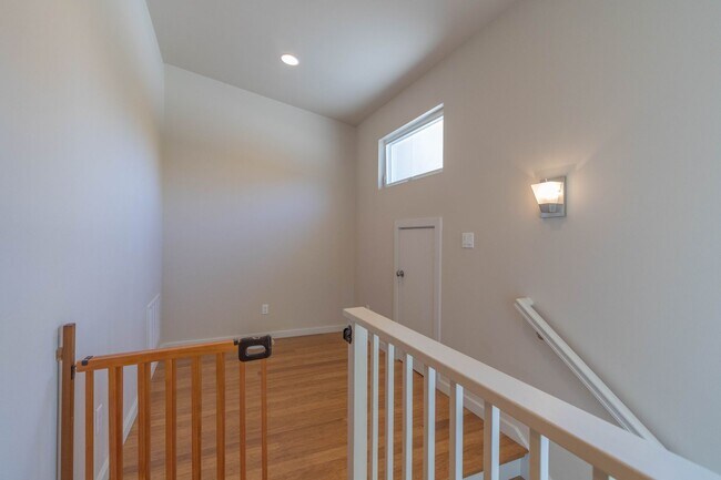 Building Photo - 1702 Forest Hill Dr